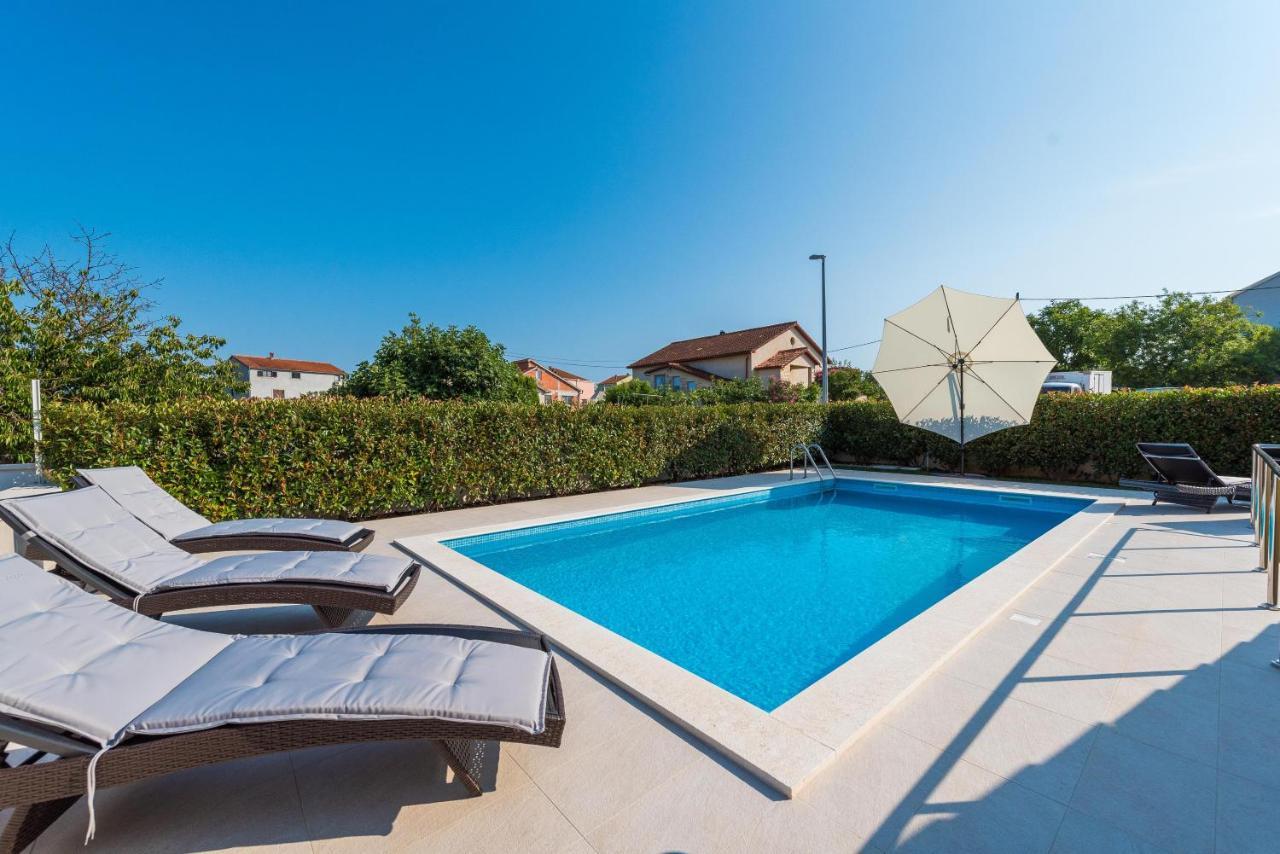 Villa Petra S Bazenom, Rostiljem I Parkingom Zadar Bagian luar foto