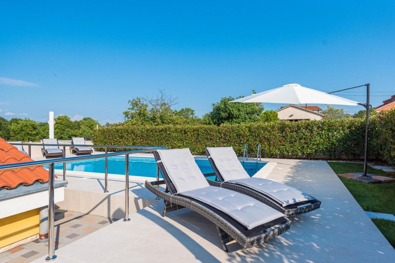 Villa Petra S Bazenom, Rostiljem I Parkingom Zadar Bagian luar foto
