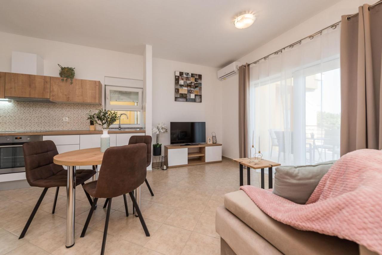 Villa Petra S Bazenom, Rostiljem I Parkingom Zadar Bagian luar foto
