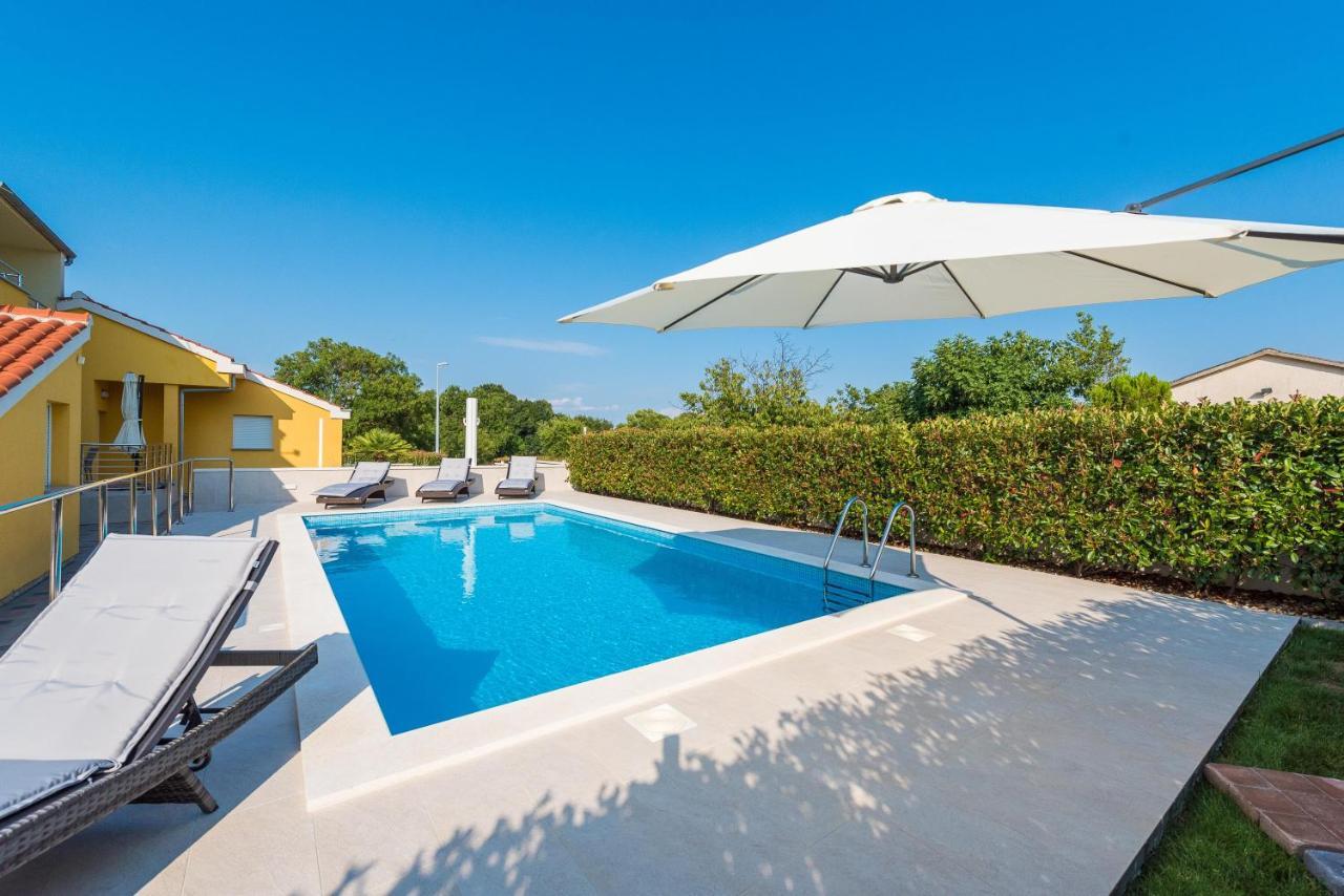 Villa Petra S Bazenom, Rostiljem I Parkingom Zadar Bagian luar foto