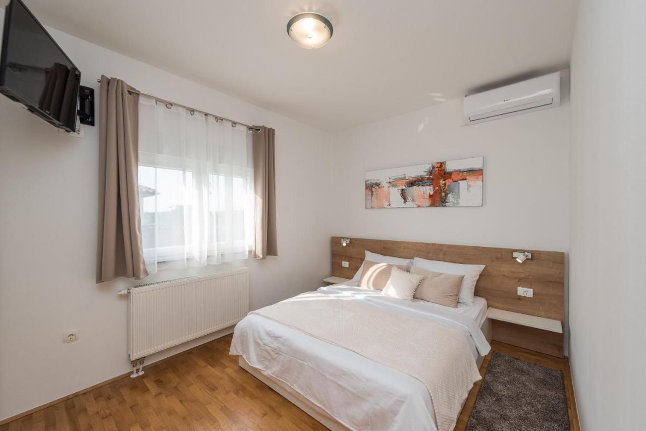 Villa Petra S Bazenom, Rostiljem I Parkingom Zadar Bagian luar foto