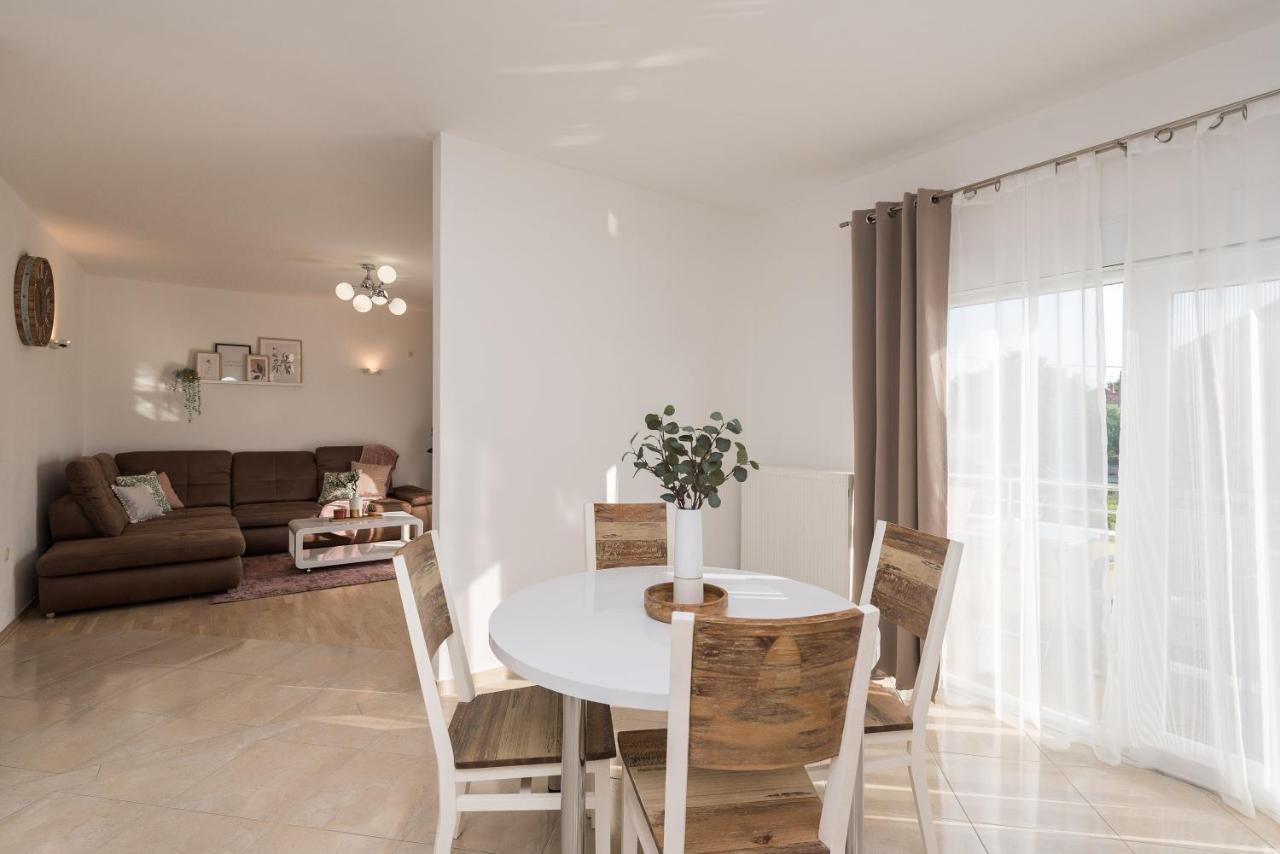 Villa Petra S Bazenom, Rostiljem I Parkingom Zadar Bagian luar foto