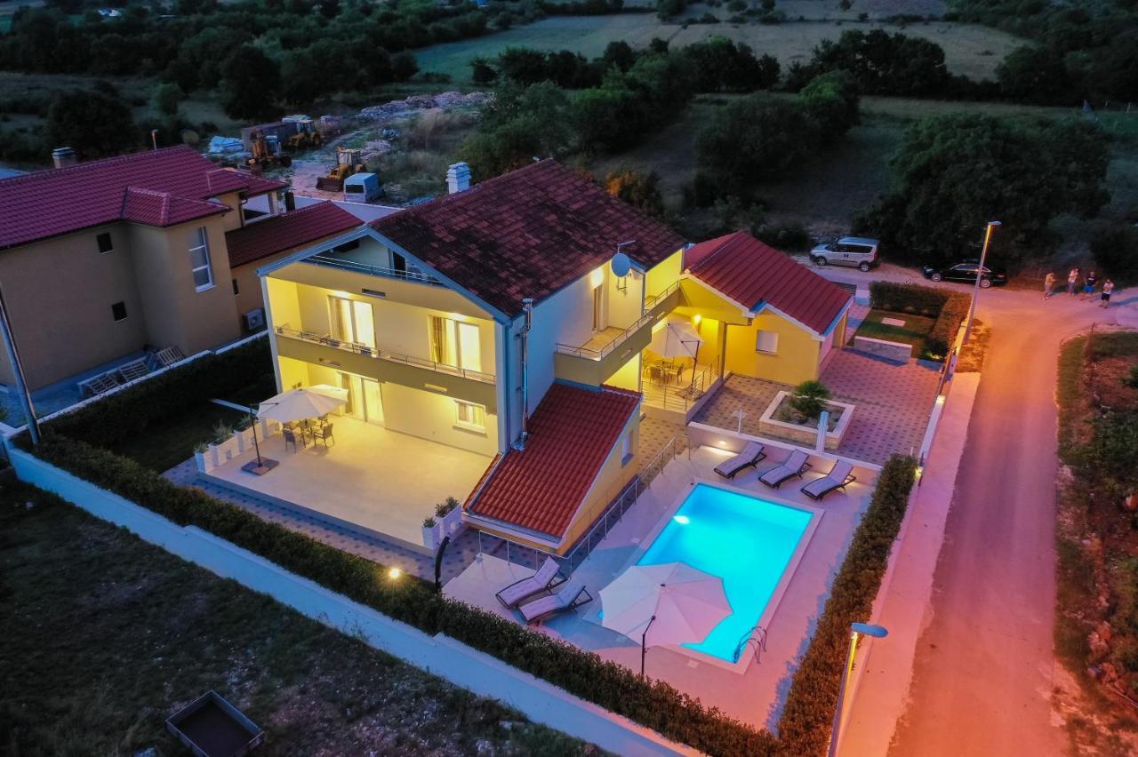 Villa Petra S Bazenom, Rostiljem I Parkingom Zadar Bagian luar foto
